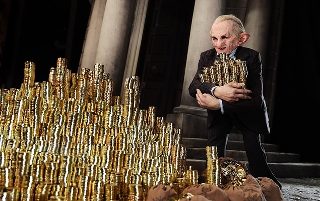 9. Cüceler seride tıpkı mitolojide oldukları gibi zeki ve maharetli olarak kendilerini göstermektedirler. J.K. Rowling sihir dünyasının en önemli kurumlarından biri olan Gringotts Bankası'nın idaresini onların ellerine teslim etmiştir.