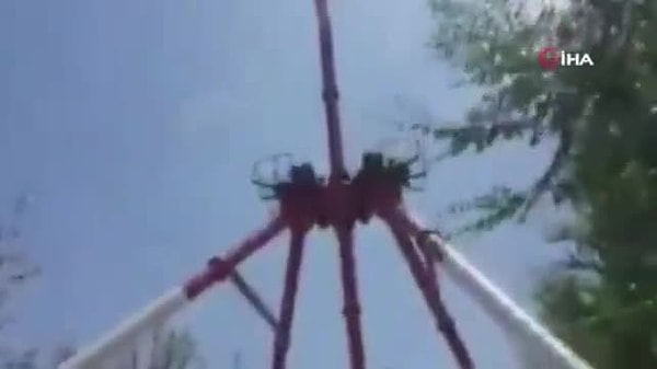 Özbekistan’ın Cizzak şehrinde bulunan bir lunaparkta bulunan Adrenalin Max adı verilen eğlence aracının yükseldiği anda koptu.