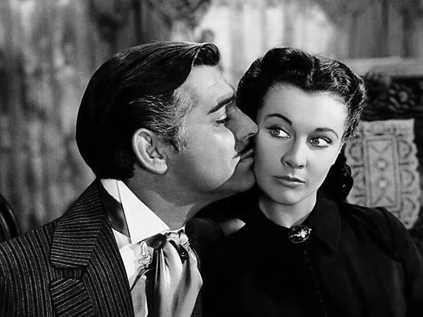 8. Какой был цвет платья Скарлетт О'Хары в этом кадре?