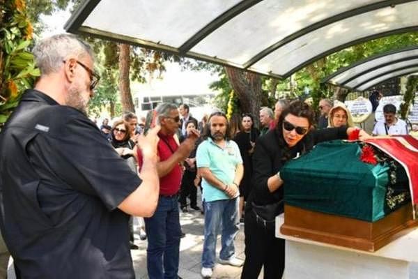 5. Geçtiğimiz haftanın en çok konuşulan olaylarından biri de Enis Fosforoğlu'nun cenaze töreninde Hamdi Alkan'ın eşi Selen Görgüzel'in fotoğrafını çekmesiydi.