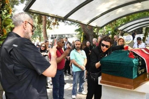 5. Geçtiğimiz haftanın en çok konuşulan olaylarından biri de Enis Fosforoğlu'nun cenaze töreninde Hamdi Alkan'ın eşi Selen Görgüzel'in fotoğrafını çekmesiydi.