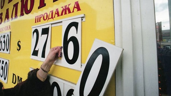 4. Во сколько раз обесценился доллар во время дефолта в России в 1998 году?