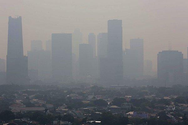 Endonezyalılar, sosyal medyada kenti koyu bir sis ve duman tabakası altında gösteren fotoğraflar paylaştı.