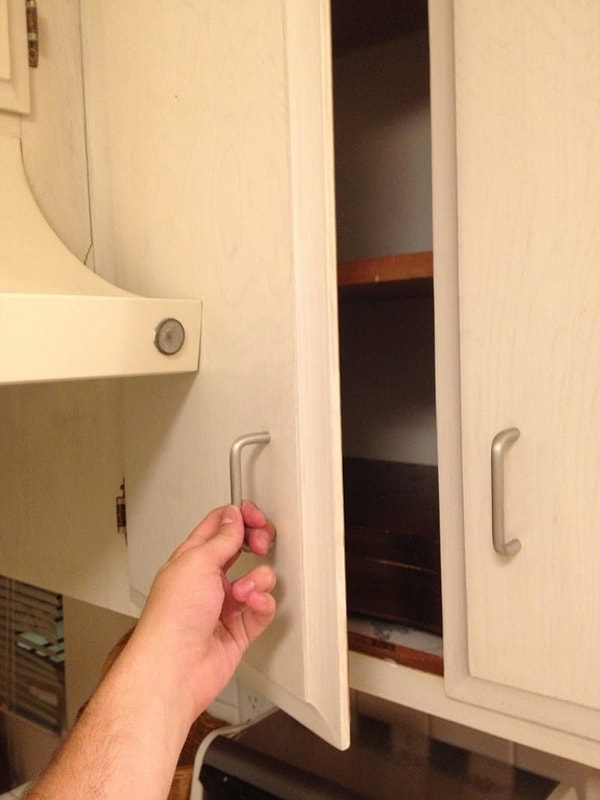 9. Шкафчик, в который можно засунуть разве что пачку спагетти