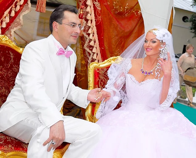 И, наконец, бизнесмен Игорь Вдовин, с которым у Волочковой был фиктивный брак и свадьба без росписи.