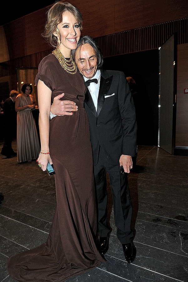 Также Собчак крутила романы с предпринимателем Умаром Джабраиловым, бизнесменом Александром Шусторовичем и дипломатом Вагипом Енгибаряном.