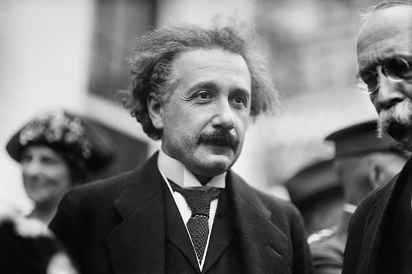 1. Эйнштейна отчислили из школы за неуспеваемость по математике.