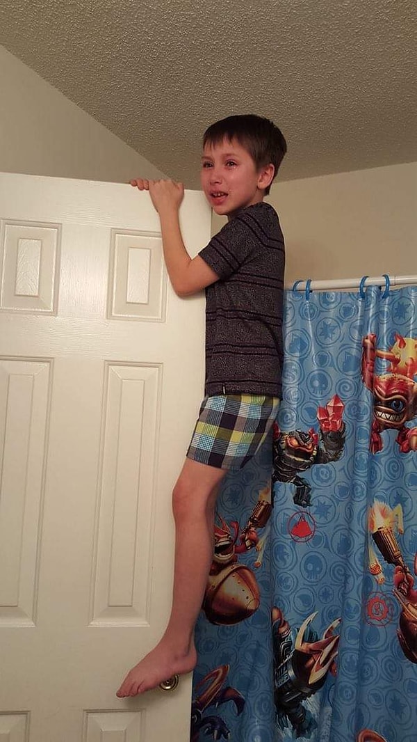 3. «Сын кинул лизун в потолок и вместо того, чтобы попросить моей помощи, попытался снять его сам. Встал на унитаз и перелез с него на дверь. Он явно не продумал свой план до конца и застрял на двери, когда та сдвинулась, и он не смог достать ногой до унитаза».