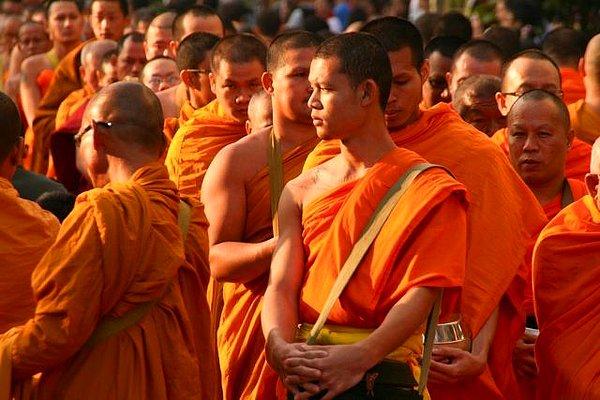8. 20. yaş günlerinden önce kısa bir süreliğine de olsa Kral da dahil olmak üzere bütün Taylandlılar Budist Rahip olmaktadırlar.