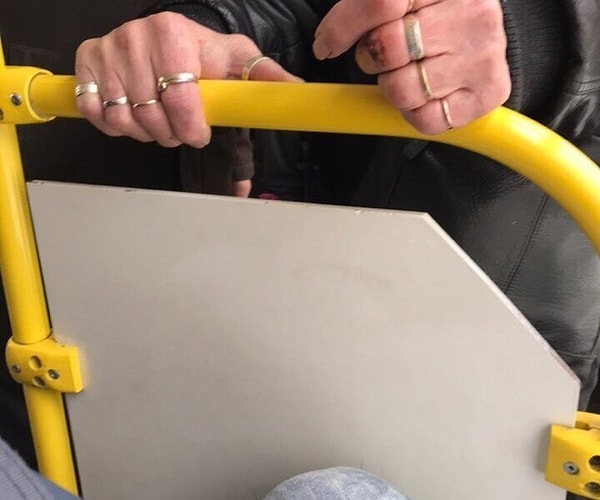 8. Да, и такие важные люди ездят в автобусах 😳