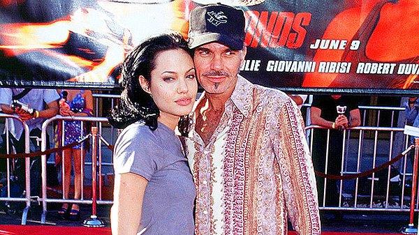 9. Angelina Jolie ve Billy Bob Thornton birbirlerinin kanından yapılmış kolyeler takıyordu.