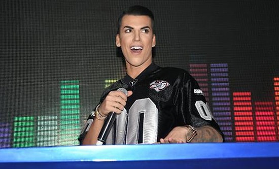 Uçak Tuvaletinden Müstehcen Fotoğrafını Paylaşmıştı: Kerimcan Durmaz Hakkında 2 Yıla Kadar Hapis Cezası İstemi