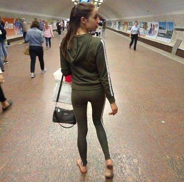 Moskova'dan Novosibrisk'e giden metrolarda şimdilik sadece kadınların yürüttüğü bu akımda insanlar yalın ayak geziyorlar.