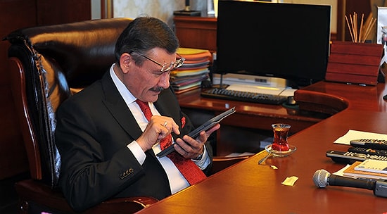 Melih Gökçek'in Evindeki Belediyeye Ait Kamera Sistemi Söküldü: 'Evime Boksörler, Güreşçiler Geldi'