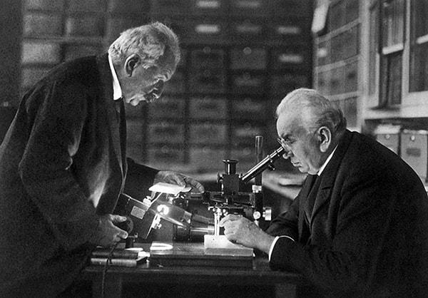 1895 - Auguste ve Louis Lumière kardeşler film teknolojilerini bilim adamlarına tanıttılar.