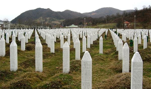 1995 - Bosna Soykırımı: Ratko Mladiç komutasındaki Sırp ordusu, Bosna-Hersek'teki Srebrenitza Bölgesi'nde, toplamda yaklaşık 8.000 Boşnak'ın öldürüldüğü Srebrenitza Katliamı'na başladı.