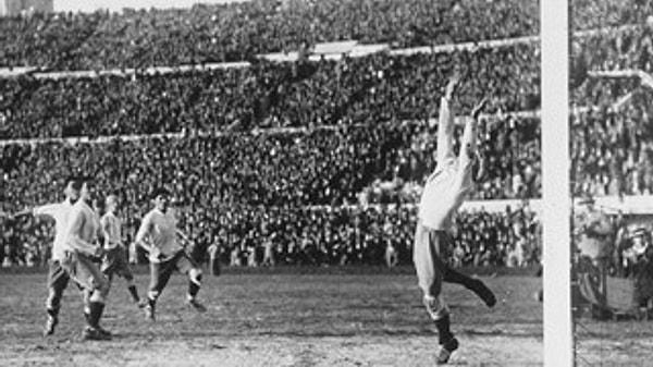 1930 - İlk Dünya Futbol Şampiyonası Uruguay'da başladı.
