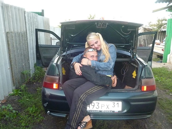 14. Гангста-глама фото с любимой на фоне сельских просторов