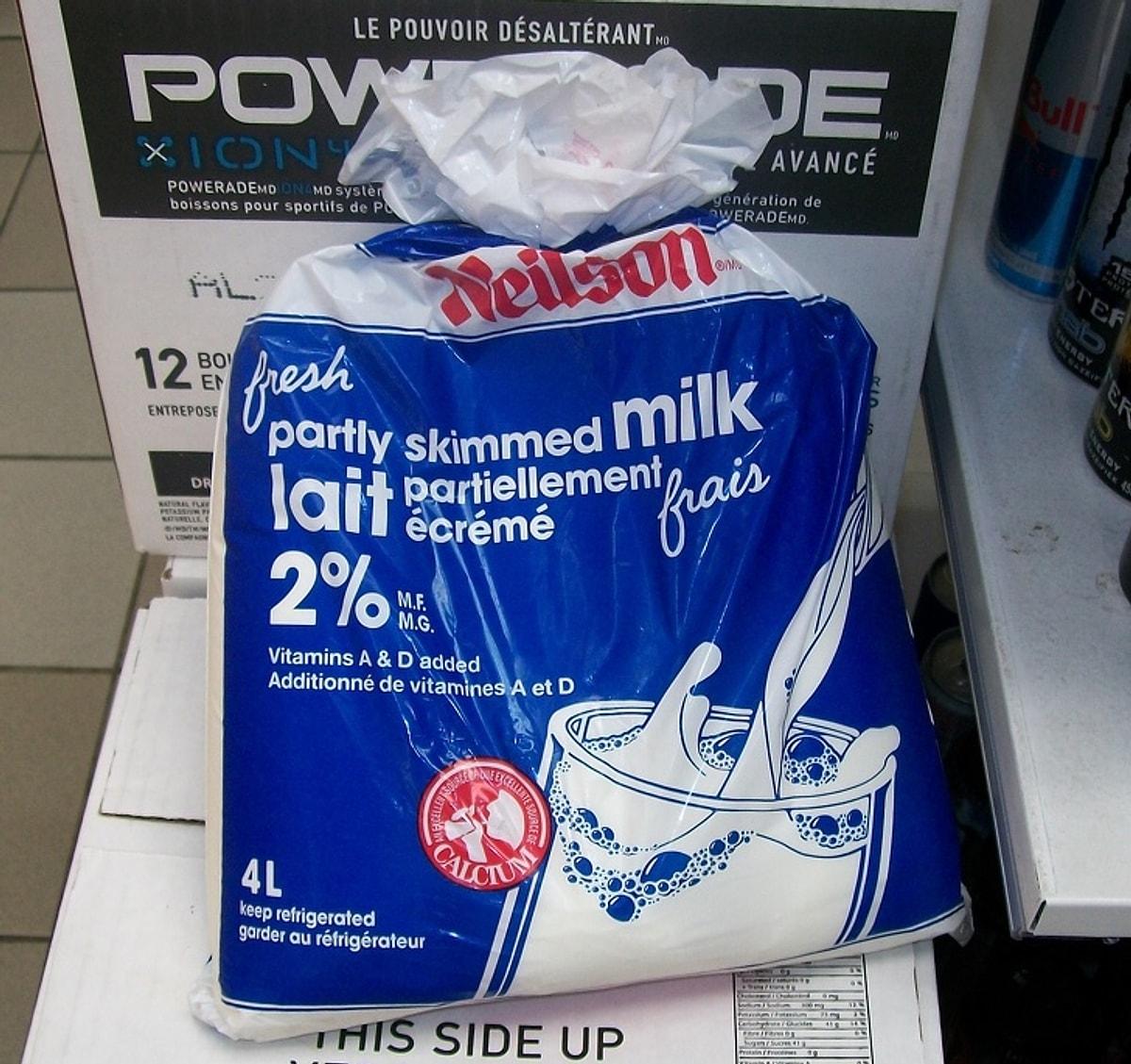 They sell milk in this. Молоко в пакетах Канада. Молоко в пакете. Канадский мешок молока. Молоко в Канаде упаковка.