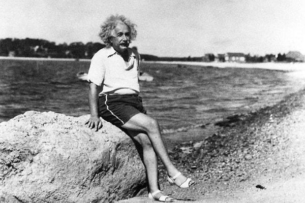 12. Ünlü fizikçi Albert Einstein'ın sahil şeridinde keyifle dolaşırken çekilmiş az bilinen bu fotoğrafı: