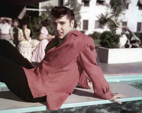 18. Hazır rahatlıktan bahsetmişken! Elvis Presley'nin 1955 yılında Las Vegas'ta çekilen bu klasik fotoğrafı: