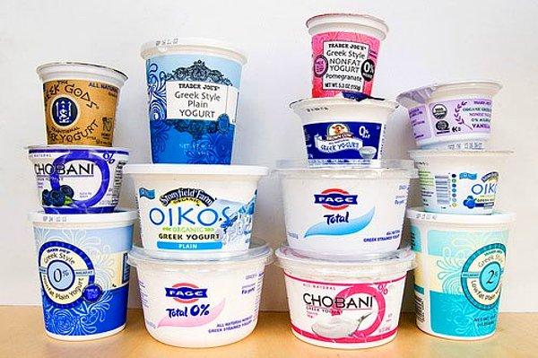 Sahibi Amerikalı milyarderler arasına giren Türk markası Chobani yoğurtlarının üstünde yazan "Greek style" ibaresi eklediği için eleştirilmişti.