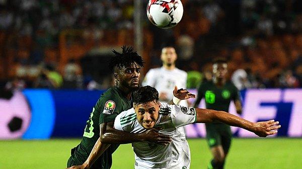 Mısır'ın ev sahipliğinde bu yıl 32'ncisi düzenlenen turnuvanın yarı finalinde, Cezayir ile Nijerya, başkentteki Kahire Uluslararası Stadı'nda karşılaştı.