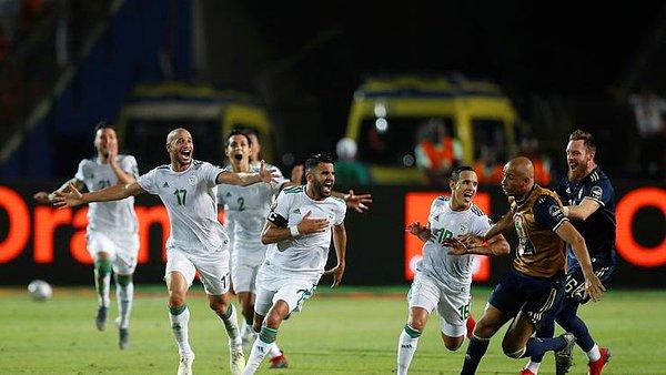 Manchester City'de forma giyen Mahrez, 90+5'inci dakikada fileleri havalandırarak Cezayir'in sahadan 2-1 galip ayrılmasını sağladı.