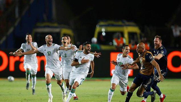 Manchester City'de forma giyen Mahrez, 90+5'inci dakikada fileleri havalandırarak Cezayir'in sahadan 2-1 galip ayrılmasını sağladı.