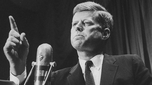 1999 - Eski ABD başkanı John F. Kennedy ve Jacqueline Kennedy Onassis'in oğulları John F. Kennedy, Jr.ın kullandığı küçük uçak Atlantik Okyanusu'na düştü. Kennedy, uçakta bulunan karısı ve baldızıyla birlikte hayatını kaybetti.