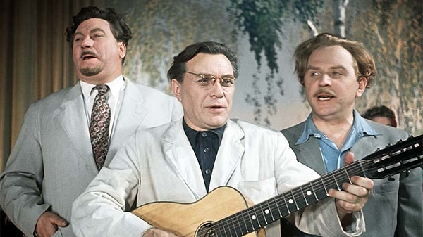 6. Какой актер играл академика Нестратова в фильме "Верные друзья"?