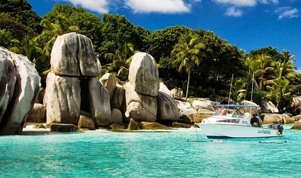 11. Выберите настоящий флаг Сейшелов: