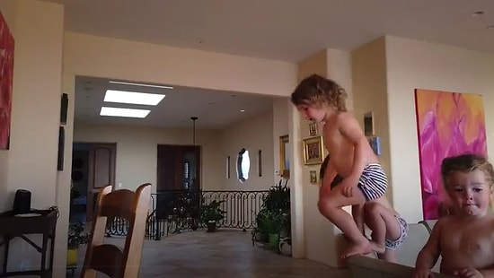 Parkur Alanına Çevirdiği Evde Bir Oraya Bir Buraya Zıplayan Çocuk!