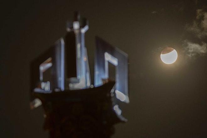 Gökyüzünde Muhteşem Manzara: Parçalı Ay Tutulması'ndan Objektiflere Yansıyan 15 Kare