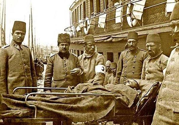 Savaş sırasında Sahra Hastanesi'ne her gün binlerce yaralı gelmiş, öyle ki yalnızca 15 günde 18 bin şehit verilmişti. Yaralı sayısı 30 bini geçmişti ve ağrıları dindirmek üzere kullanılan morfin az bulunuyordu.