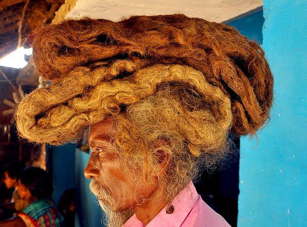 Metro'ya göre; 63 yaşındaki Sakal Dev Tuddu, 1.8 metrelik saçını 40 yıldır yıkamıyor ve bunun tanrının lütfu olduğunu söylüyor.