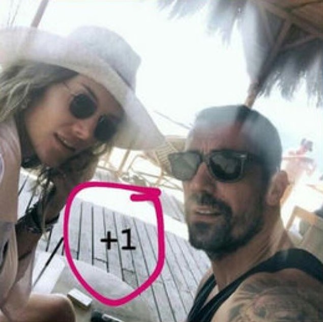 Geçtiğimiz yıl dünyaevine giren çiftin bebek beklediği ortaya çıktı. İbrahim Çelikkol'un sosyal medyada yaptığı paylaşımda '+1' ifadesi dikkatleri çekti.