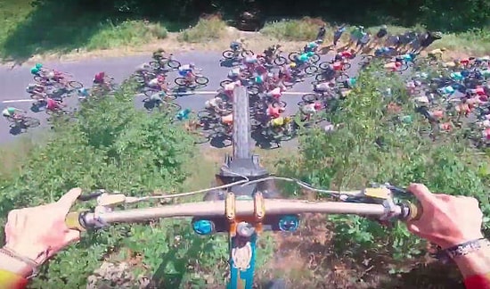 Fransa Bisiklet Turu'nda Yarışanların Üzerlerinden Bisikletle Atlayan Çılgın Adam!