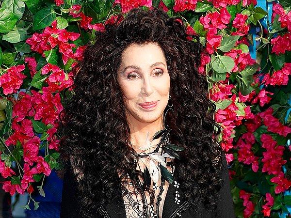 9. Cher: 73 yaşındaki şarkıcı genç kızlara taş çıkartıyor. Müziği ve sesini saymıyoruz bile.