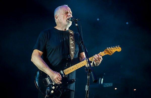 13. David Gilmour: İngiliz psychedelic Rock grubu Pink Floyd'un gitaristi ve solistiydi. Şu anda 73 yaşında ve çıkardığı solo albümlerle sanatının zirvesine ulaştı.