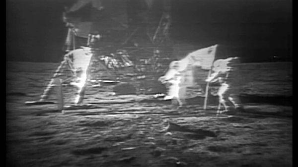 6. Ay'da atmosfer olmaması ve Güneş'ten gelen radyasyon sonucu, Ay'a dikilen tüm Amerika bayrakları şu an beyazdır.