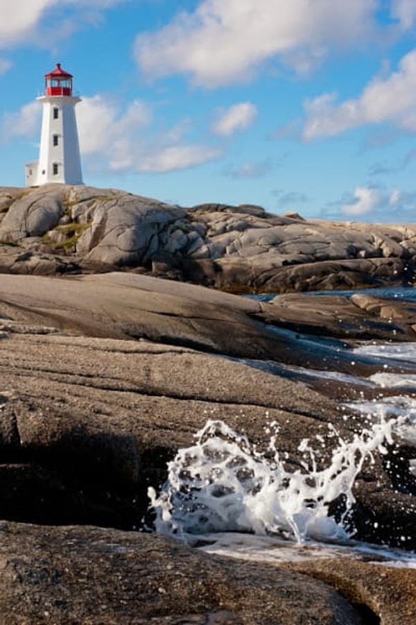 10. Пеггис Ков в Новой Шотландии переполнен туристами, так что лучше посетите Луисбургский маяк на Кейп-Бретон (Канада).