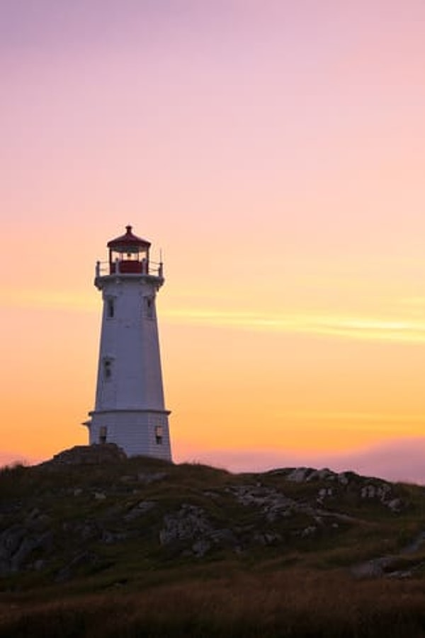 10. Пеггис Ков в Новой Шотландии переполнен туристами, так что лучше посетите Луисбургский маяк на Кейп-Бретон (Канада).