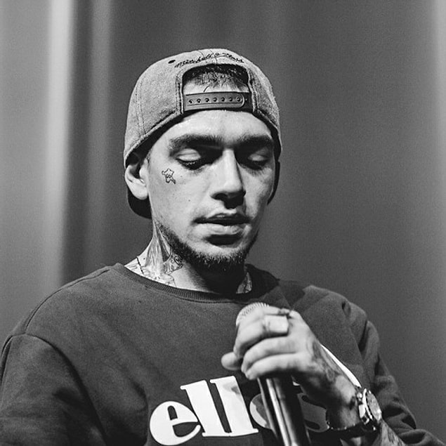 "Popüler kültüre köle gibi yapış ama lafa gelince Marley Tupac" diyerek Ezhel'e,