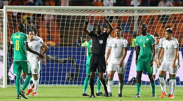 Senegal’in 60’ıncı dakikada kazandığı penaltı, Video Yardımcı Hakem (VAR) Sistemi kontrollerinden sonra iptal edildi.