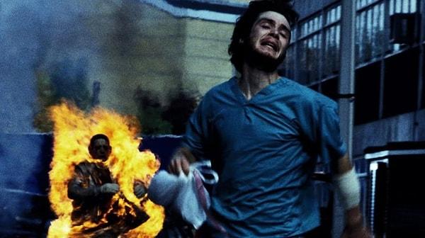 '28 Gün Sonra' filmi bu konuda gerçekçi bir örnek, maymunlar üzerinde yapılan bir 'Öfke Virüsü' deneyinden kaynaklı bir zombi istilasını konu alıyor.