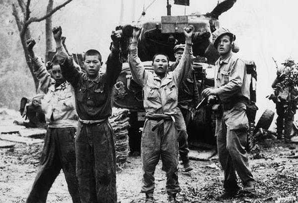 1953 - İki milyondan fazla kişinin öldüğü Kore Savaşı sona erdi. Ateşkes anlaşması Panmuncon'da imzalandı.