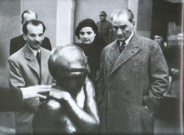 15. Mustafa Kemal Atatürk bir sergide heykel incelerken, Ankara, 1934.