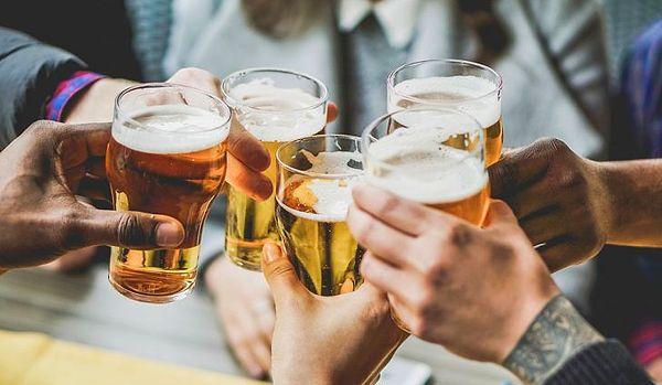 8. ABD'de alkol tüketme yaşı eyalete göre değişir, fakat federal hükümet bu sınırı 21 yaşın altında tutan eyaletlere otoyol fonu sağlamaz.