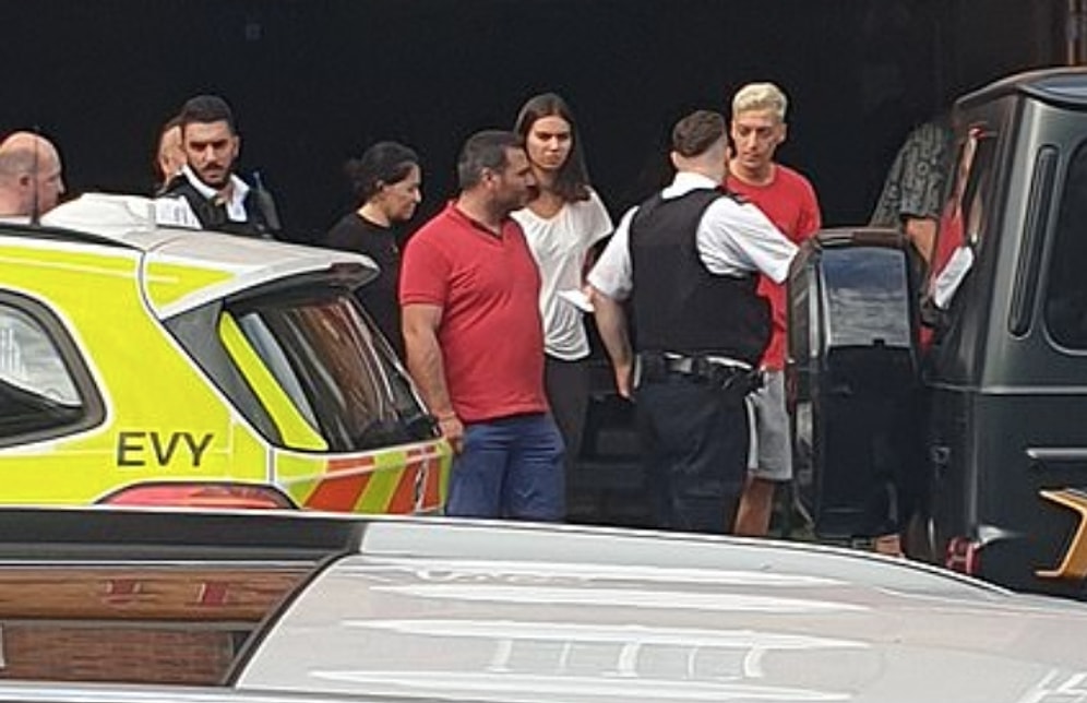 Mesut Özil'e Londra'da Bıçaklı Saldırı Girişimi: Takım Arkadaşı Kolasinac Saldırganları Yumruklarıyla Uzaklaştırdı